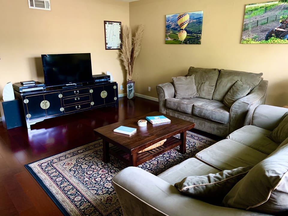 Spacious living room 