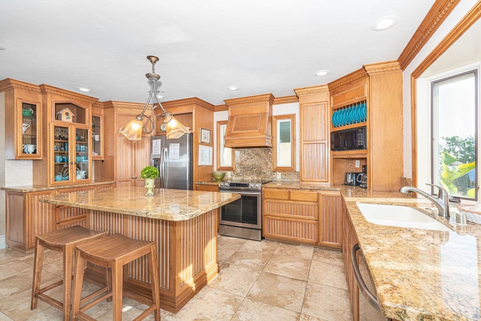 Guests must supply their own food, drinks (including coffee), spices, condiments, and paper goods (coffee filters, napkins, plastic wrap, etc.)
                