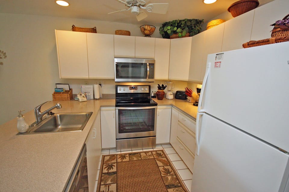 Well equipped kitchen with all new appliances stove/oven, microwave & ice maker