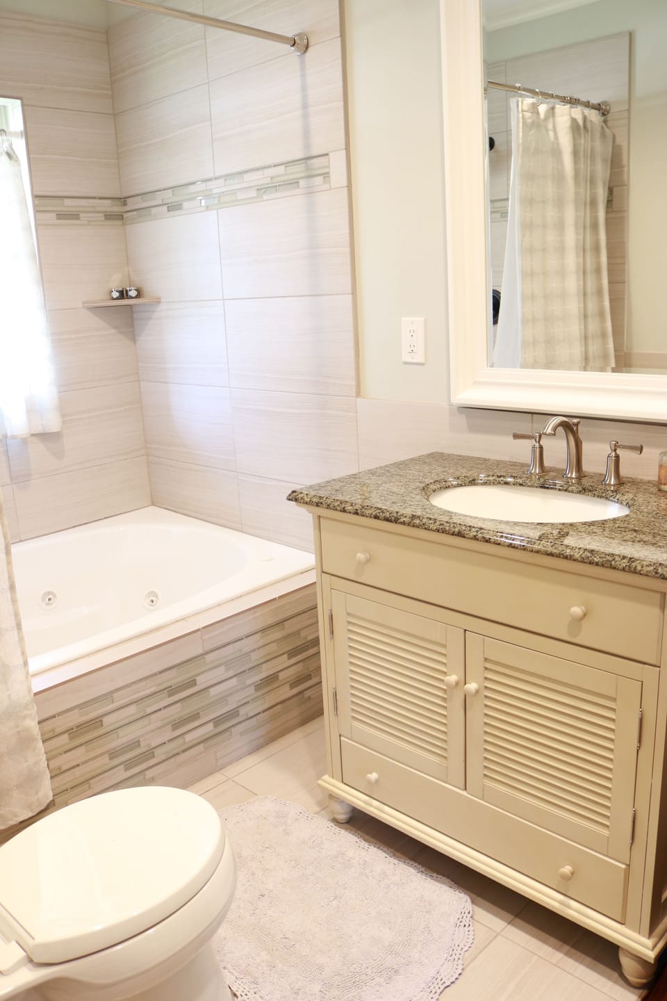 Master bath 2, En-suite w/Jacuzzi bath/shower.
