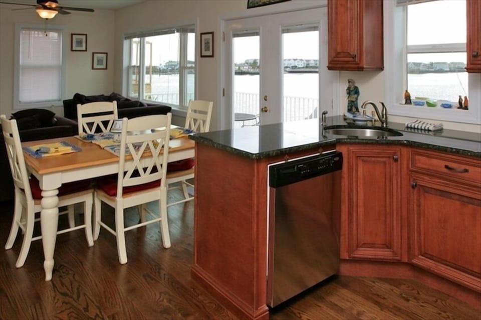 The Overlook Cottage - Dining Area