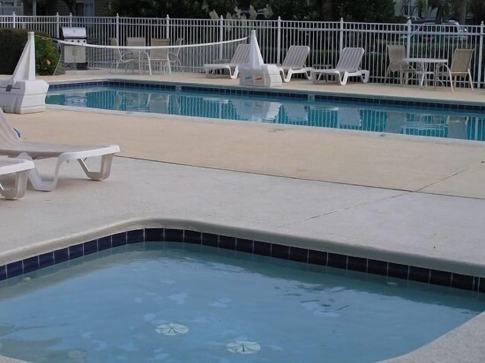 Back pool with adjoining kiddie pool and Internet accessible pool house