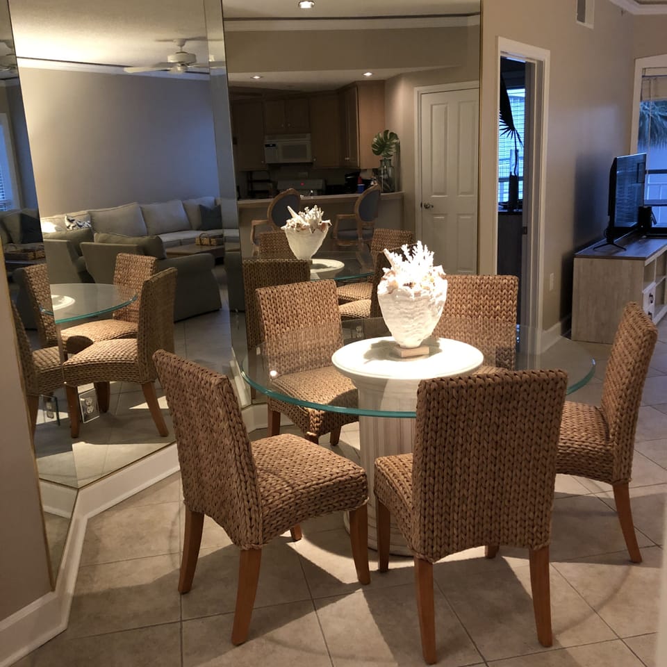 Dinning area seats 5