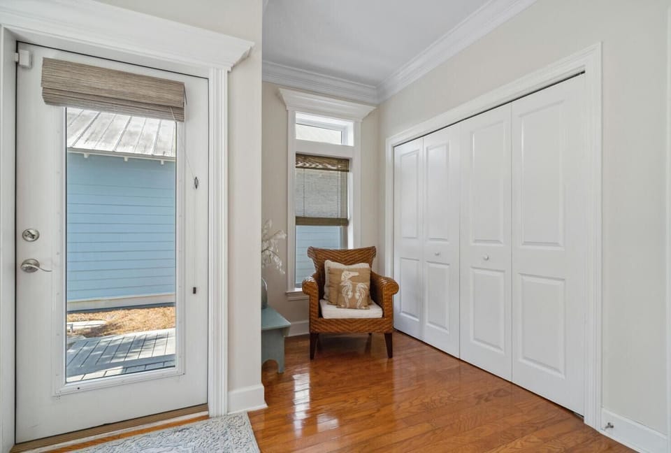 1st FL bedroom w/entrance from parking