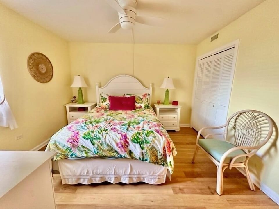 Guest Bedroom w/Queen Bed, TV