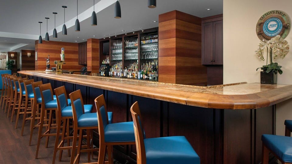 Onsite restaurant and bar - "The Captain's Table"