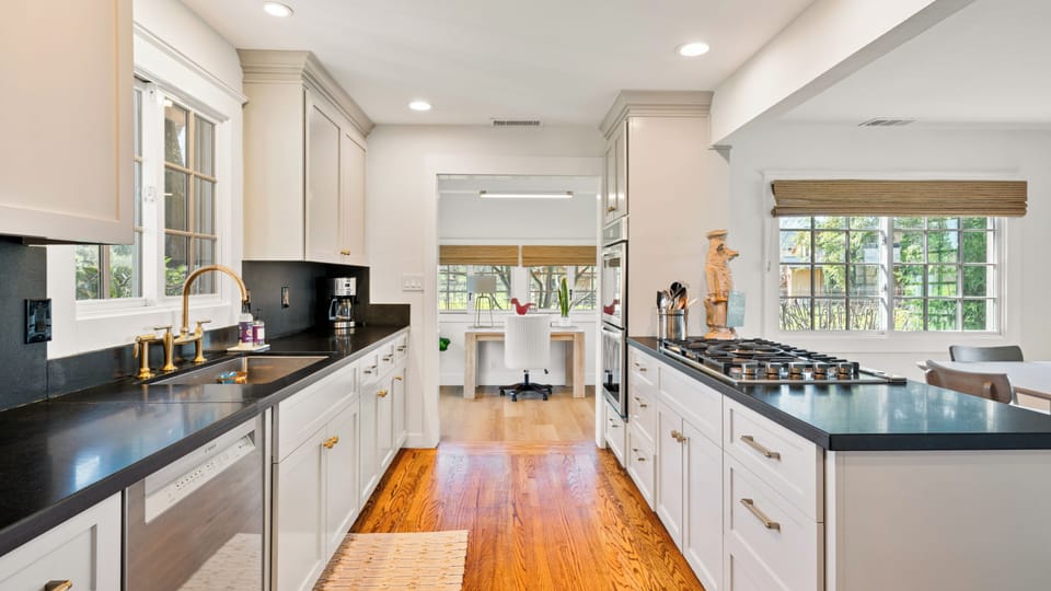 Remodeled Gourmet Kitchen - Double oven, Dishwasher, Cooktop