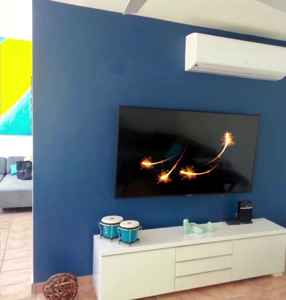 Family entertainment room, 65" smart tv, cards, table games, wifi speakers, etc