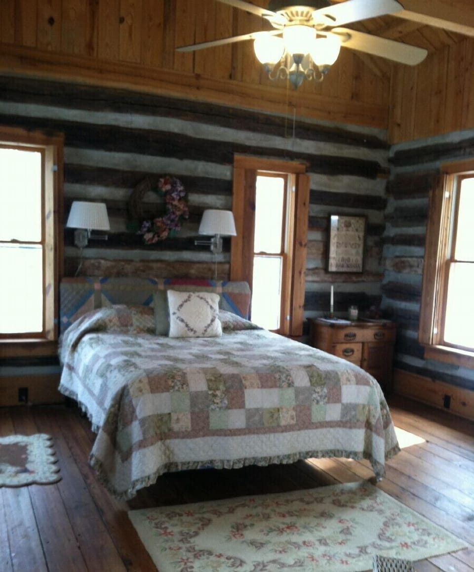 bedroom 4 with cathedral ceiling, queen bed