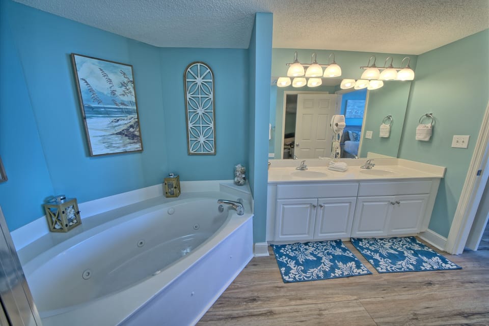 Jacuzzi tub in master bath
