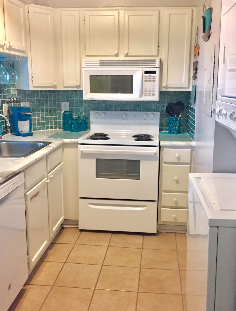 Kitchen
Keurig  &  Coffee Maker (Bring your Kcups) Dishwasher, Washer/Dryer