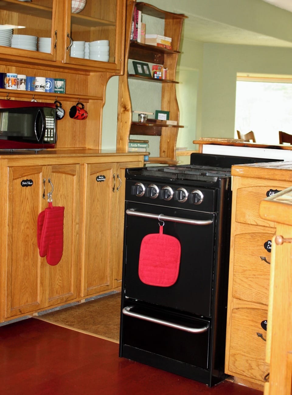 Well-equiped kitchen for cooking together.