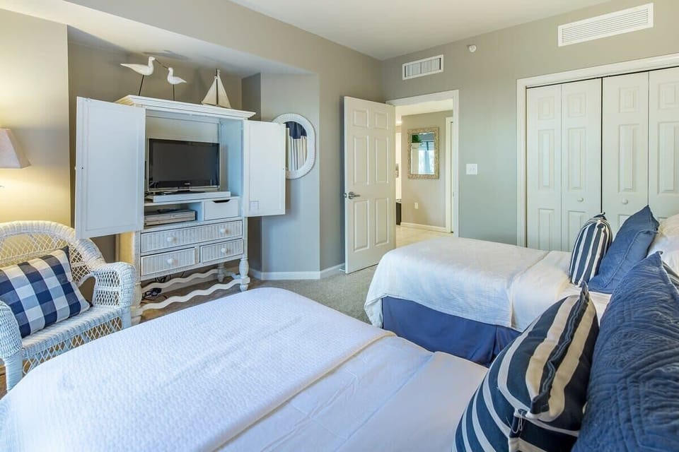 Guest Bedroom w/ Flat Screen TV