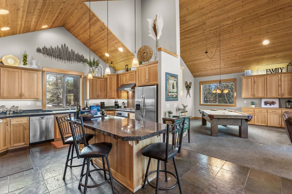 Aspen Lodge, Grab a Snack at the Breakfast Bar with Additional Seating