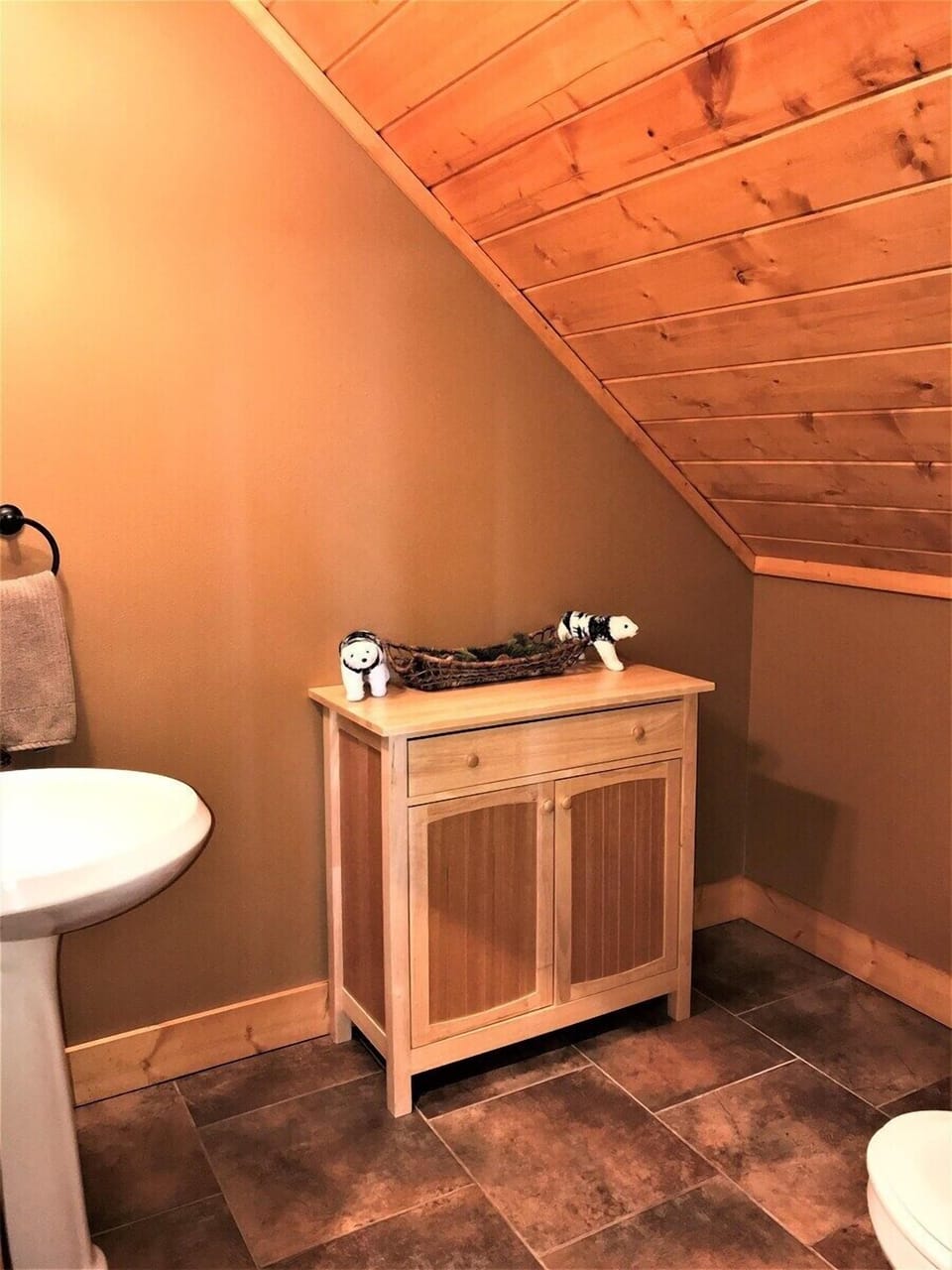 Upper level 1/2 bath