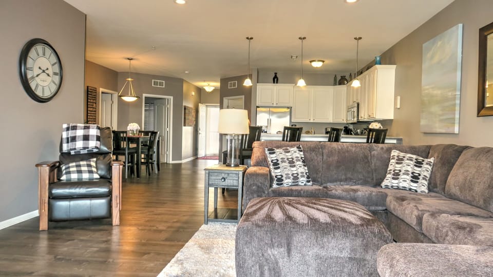 Large living room overlooking lake: leather reclining chair, very clean condo
