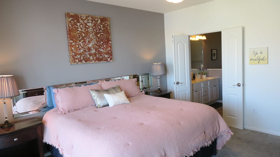  Master bedroom overlooks lake.  Pillow top king mattress, cable TV, Blu-Ray