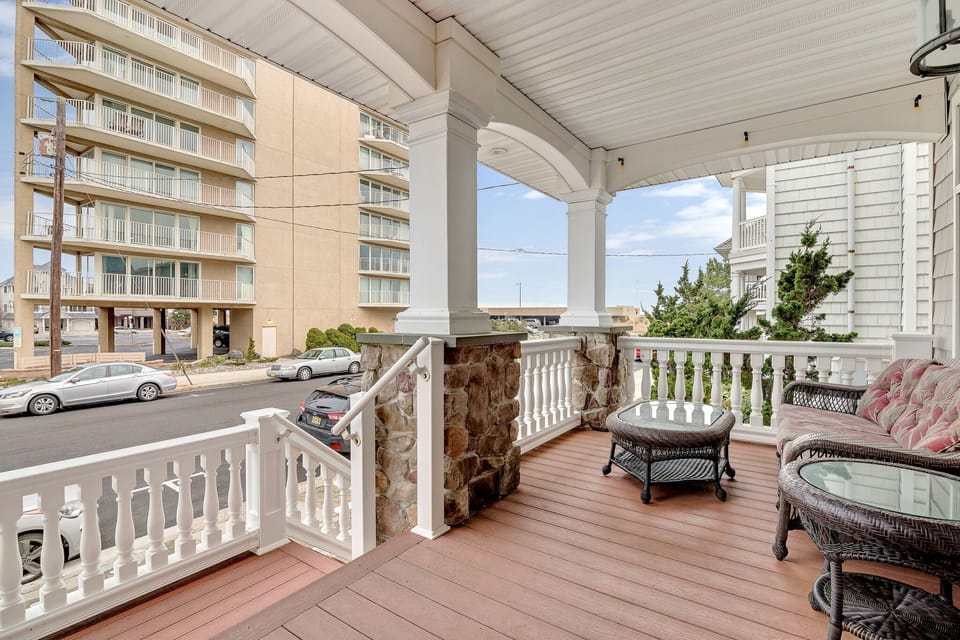 Front porch view/Street access