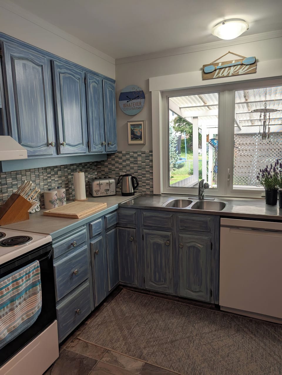 Large Kitchen for your Enjoyment 