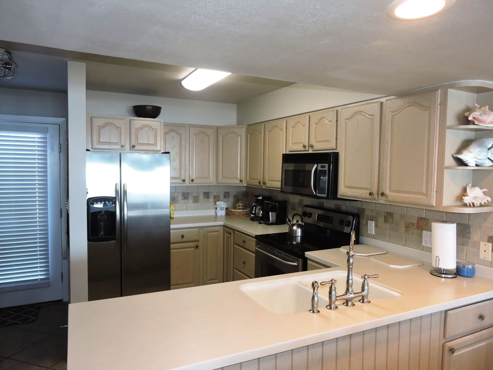Prepare diner in this fully equipped kitchen