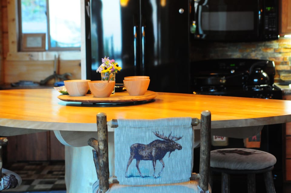 Kitchen center island on top of log-stump - seating for 5