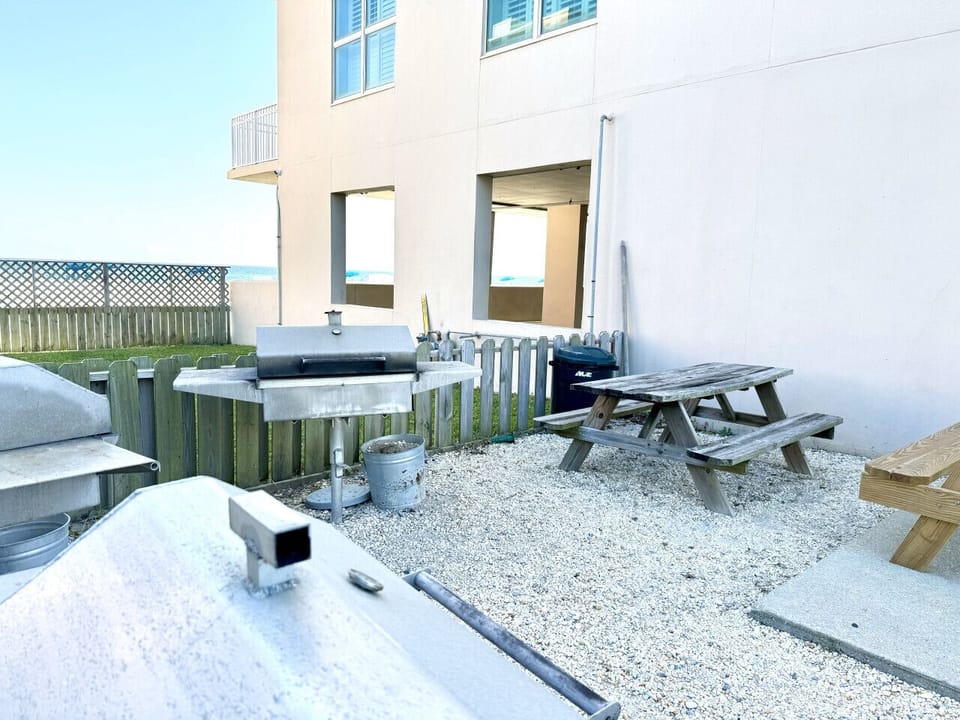 Grill area with picnic tables for a good dinner. Shaded in the evenings!