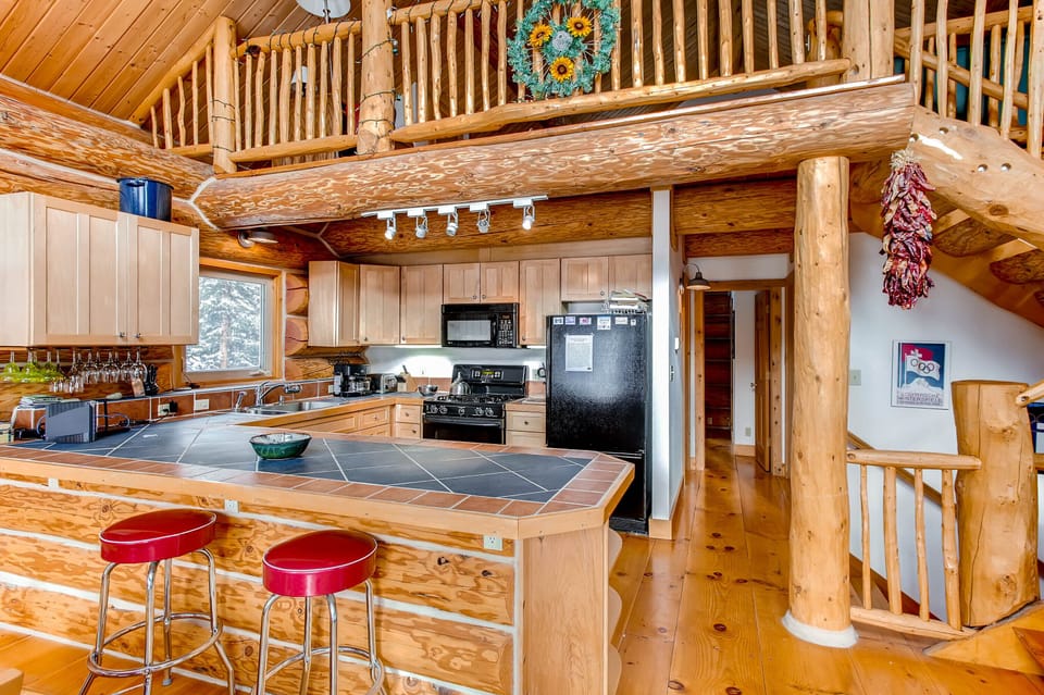 The home feature full exposed logs throughout the home.