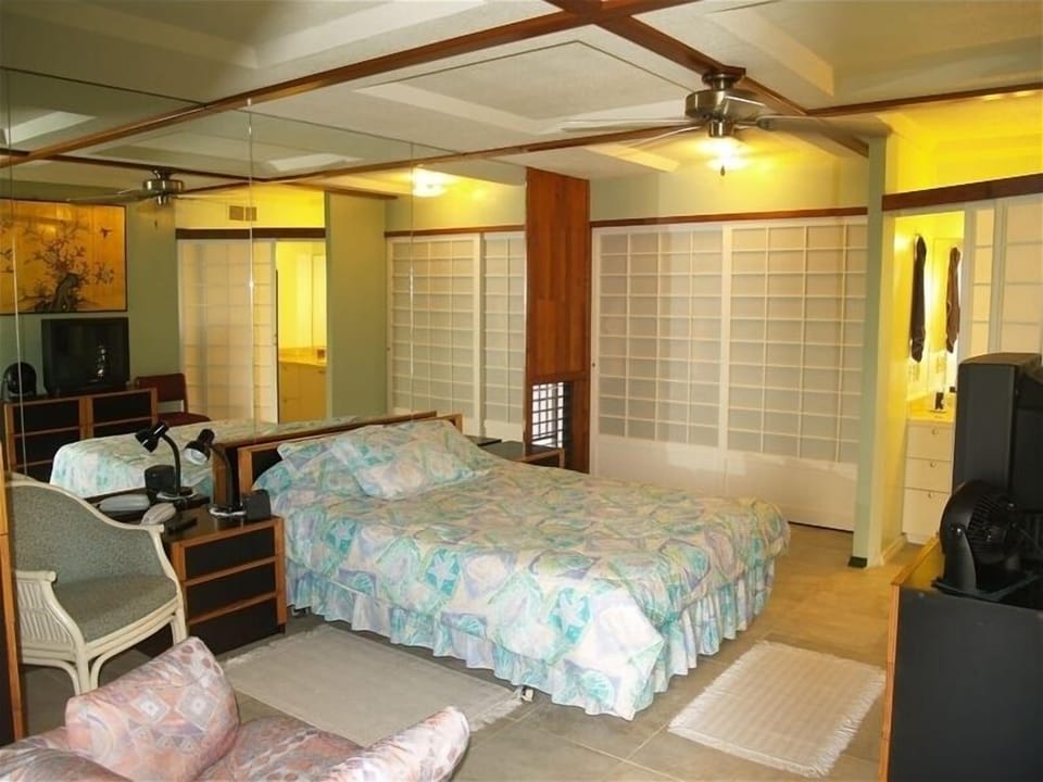 Big bdrm. 5 star king bed,  AC,  tile flr. flat LED TV: Style & comfort