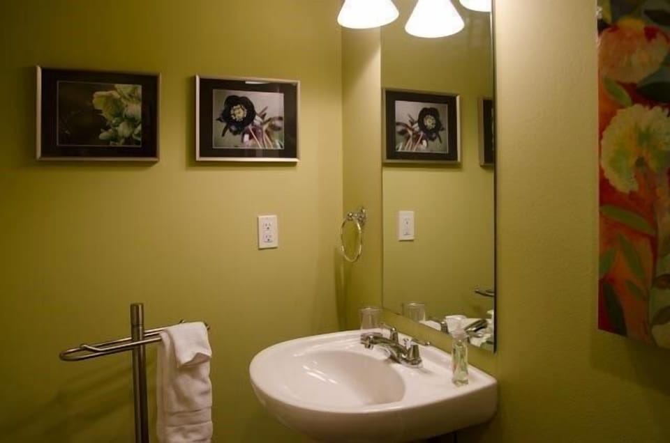 Lower level 1/2 bath