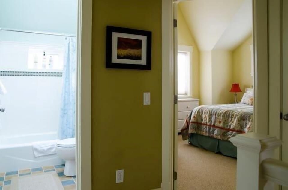 Upper level landing to guest bedroom & bath