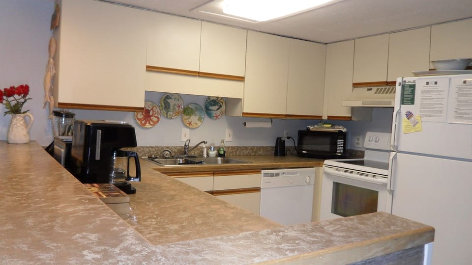 Kitchen w/washer/dryer