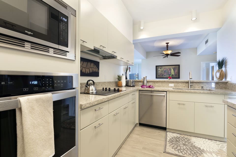 Kitchen Features Breakfast Bar and Opens to Dining Area - Plenty of Room! 
