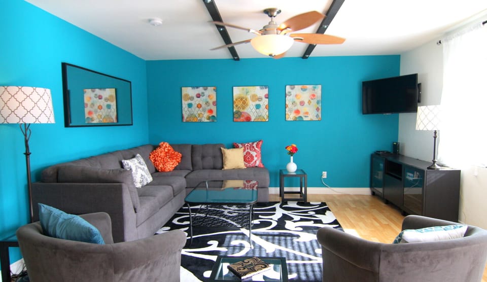 Living area, bright and spacious. Wifi and AppleTV included.