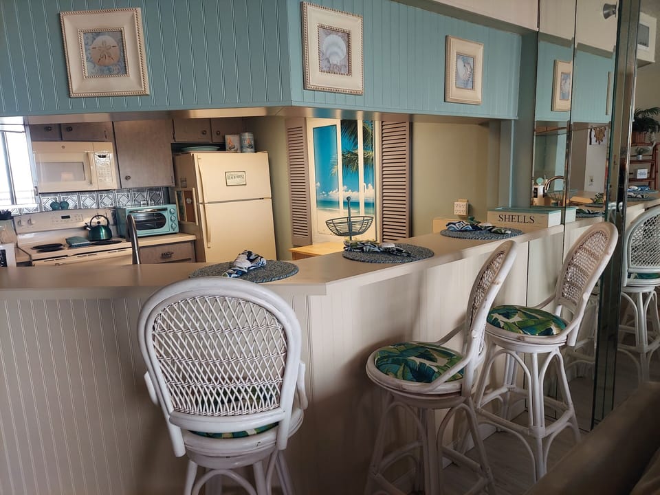 Large breakfast bar area plus dining table for 4.