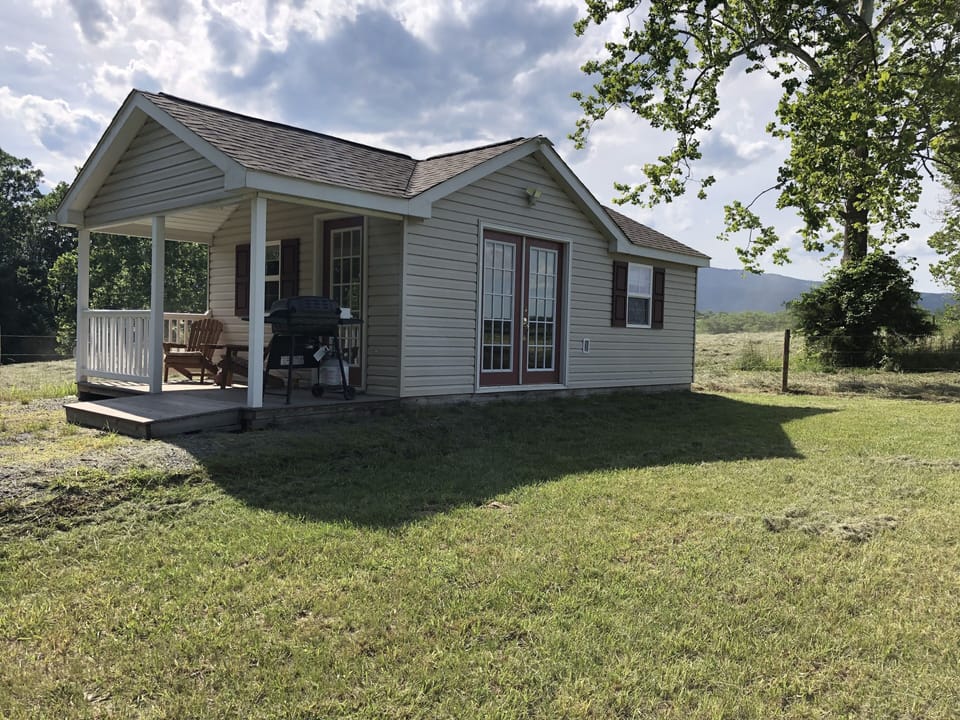 Cottage with 360' mountain views!