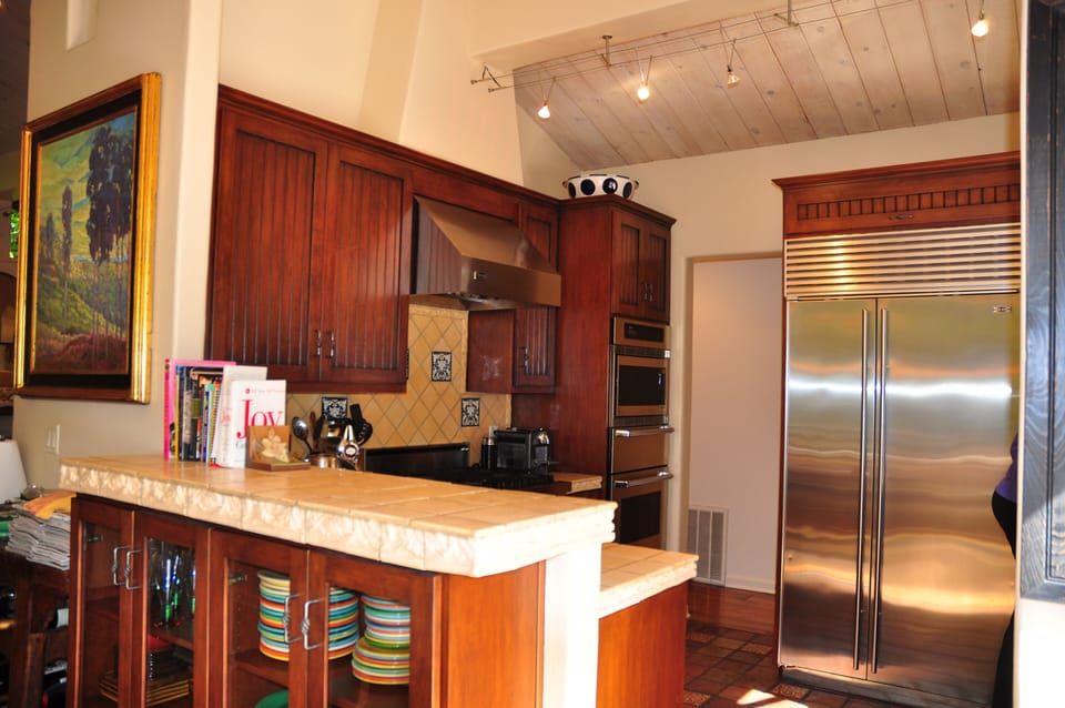 The comtemporary kitchen is fully equipped with all necessities.