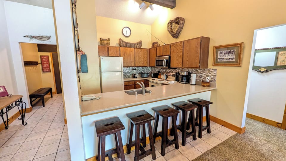 Beaver Creek West Condo I-4 kitchen with breakfast bar