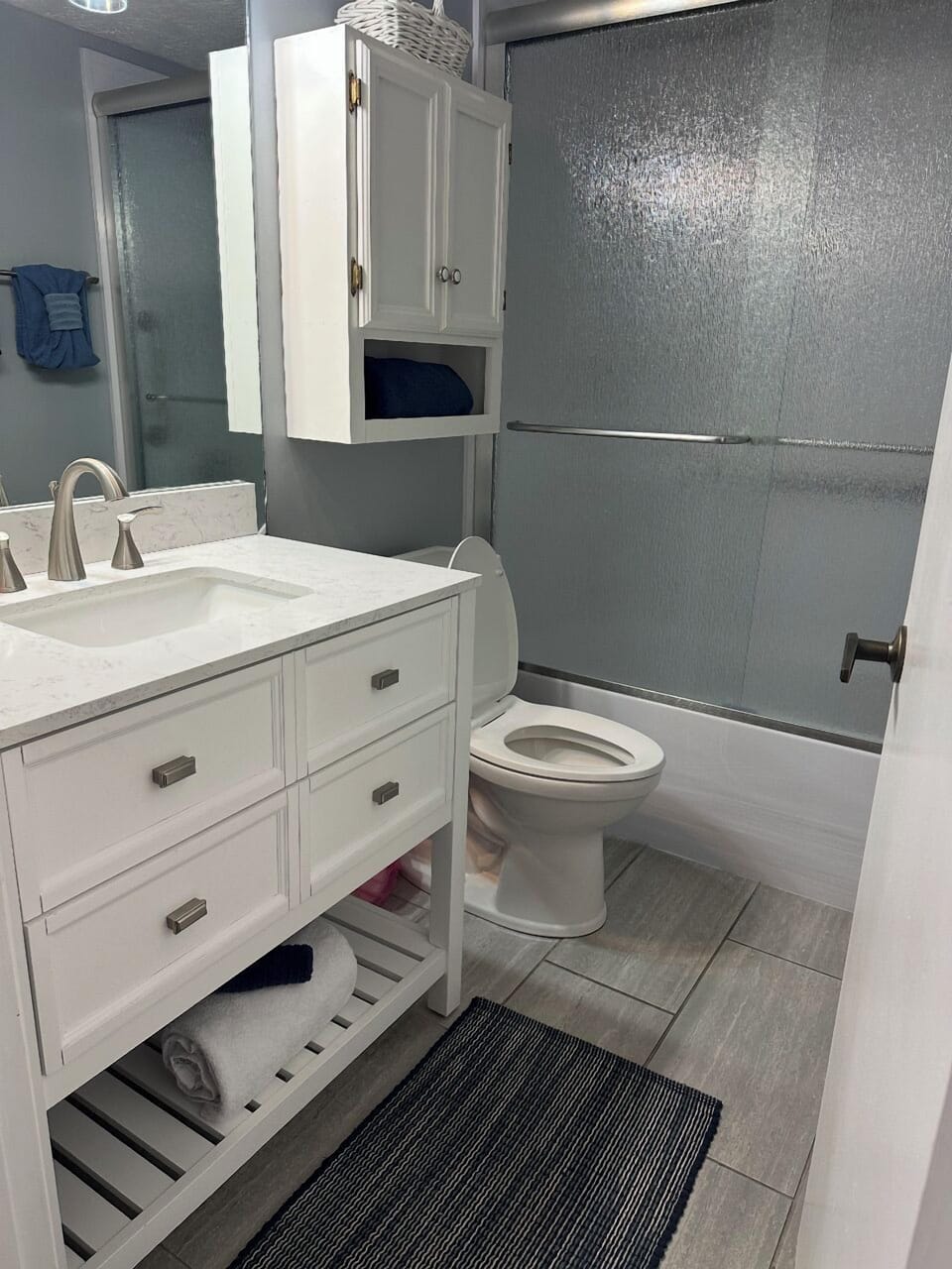 Bathroom between front bedroom and 2nd bedroom