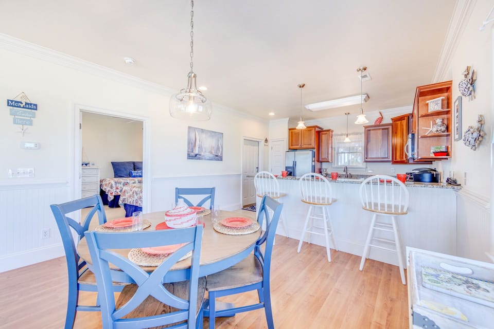 07-Surf-Or-Sound-Realty-814-Ocean Tranquility-Dining Area-03