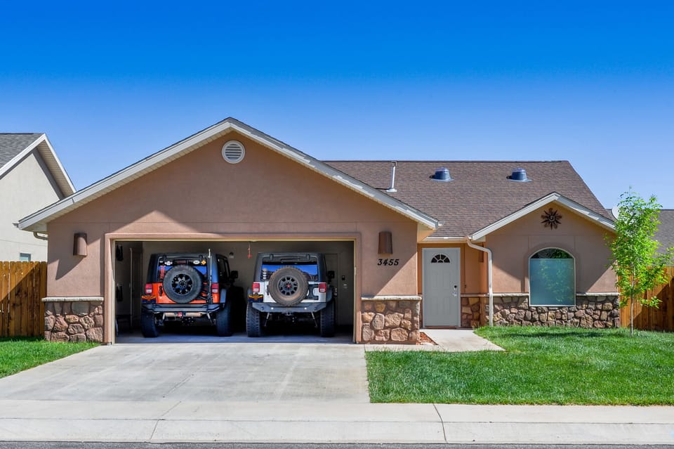 Welcome home to the Screaming Elk!  Enjoy a detached home with private backyard.