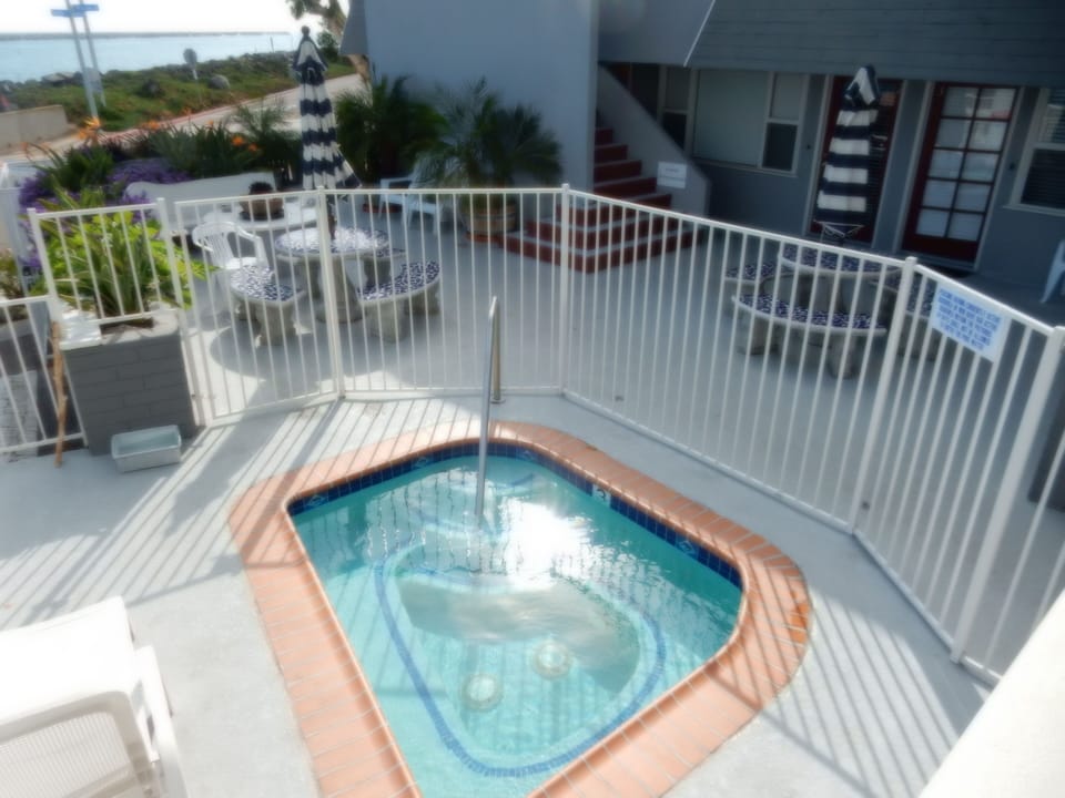 Jacuzzi, in common area.
Always 102 and ready for your pleasure!