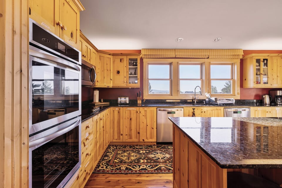 Kitchen with 2 ovens