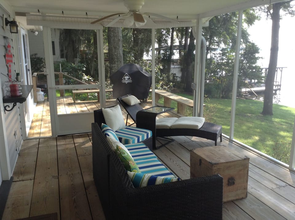 Screen porch with ceiling fans