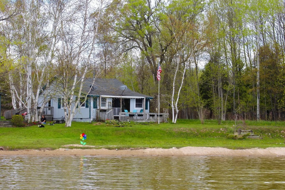 Private lakefront cottage with sandy shoreline & peaceful, secluded surroundings
