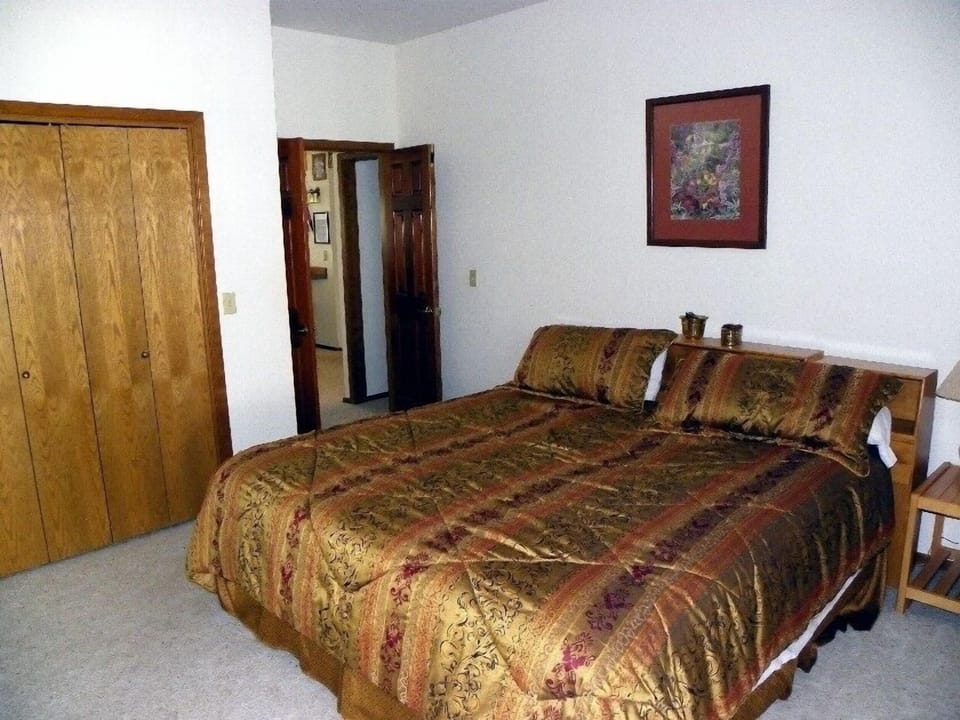 King Bedroom - Private bath, access to hot tub