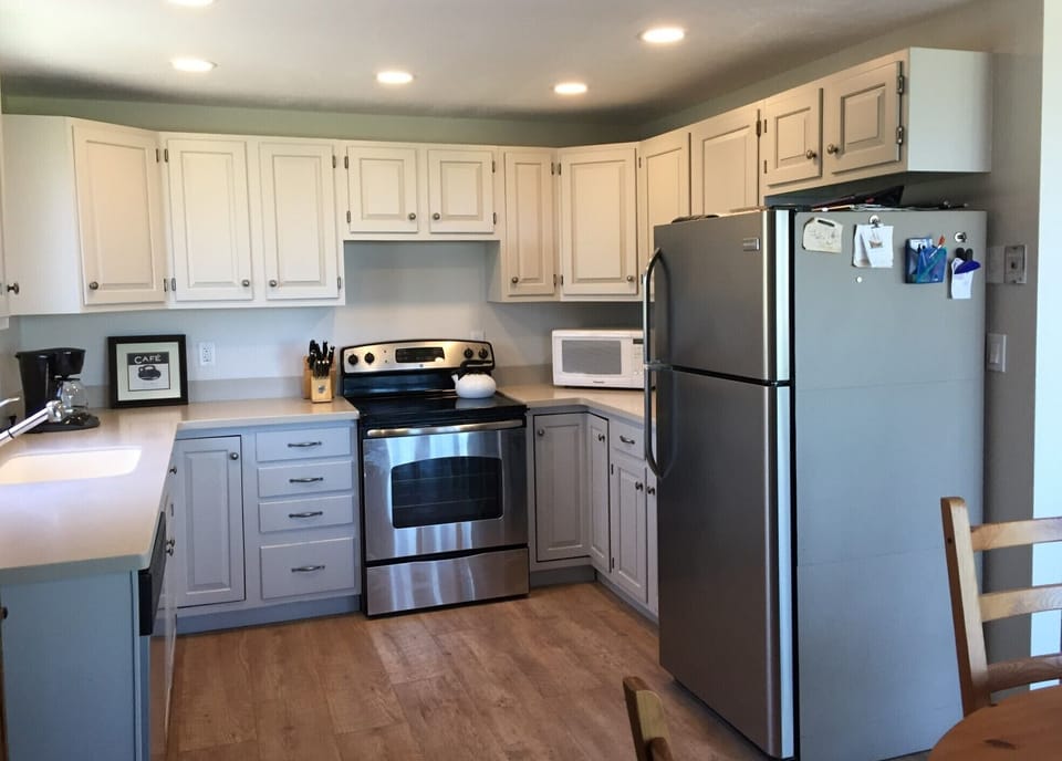 The kitchen opens onto the dining area so the chef can enjoy the view!