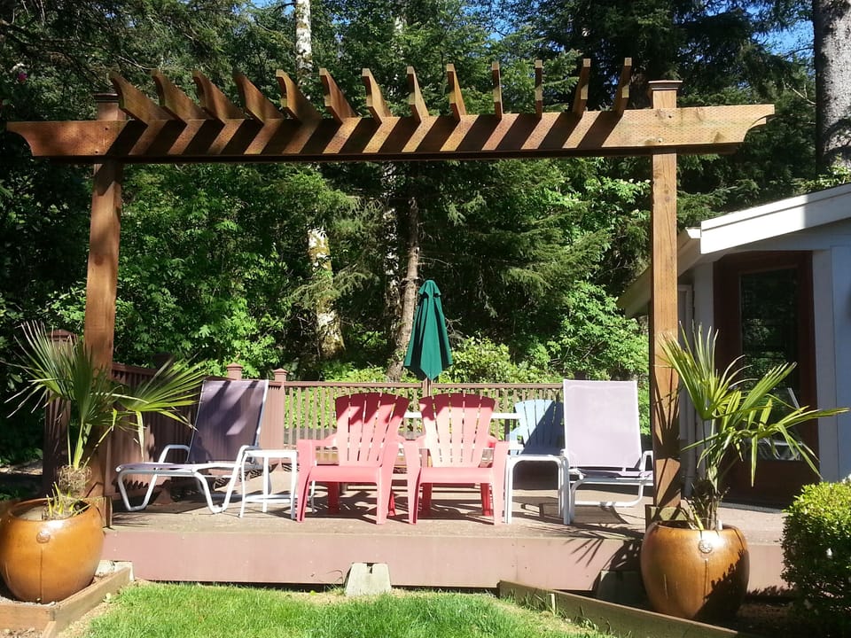 Beautiful sun deck with ocean views! Watch the waves roll in on our private deck