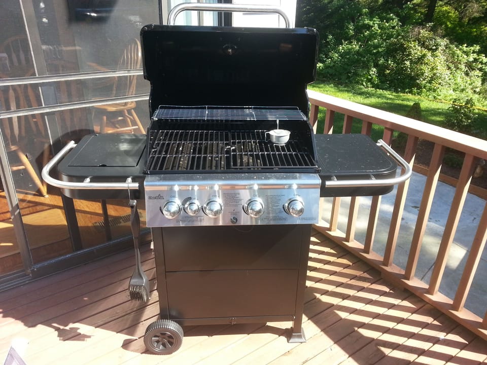 Propane grill on the upper balcony! *Available in the summer season.