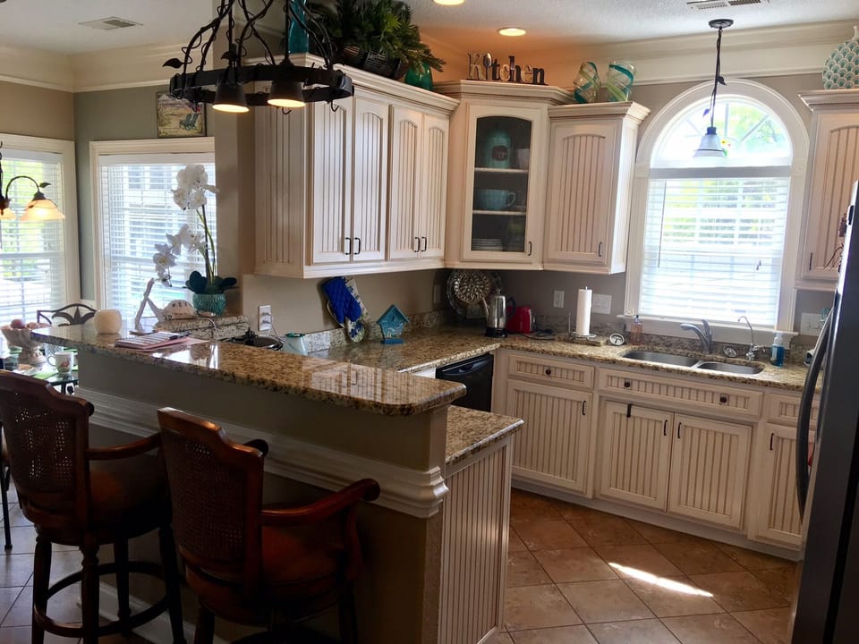 Spacious kitchen, granite countertops, fully stocked