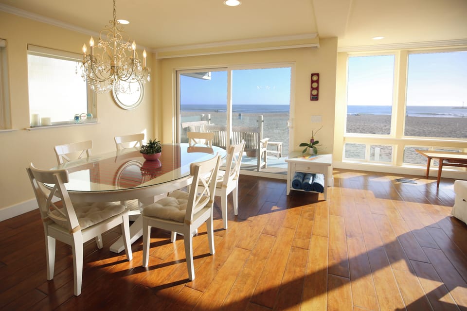 The dinning room with awesome views.